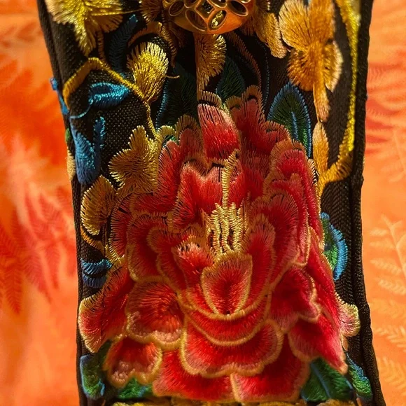 PRICE DROP Beautiful Embroidered Handbag 💐 - Picture 4 of 12